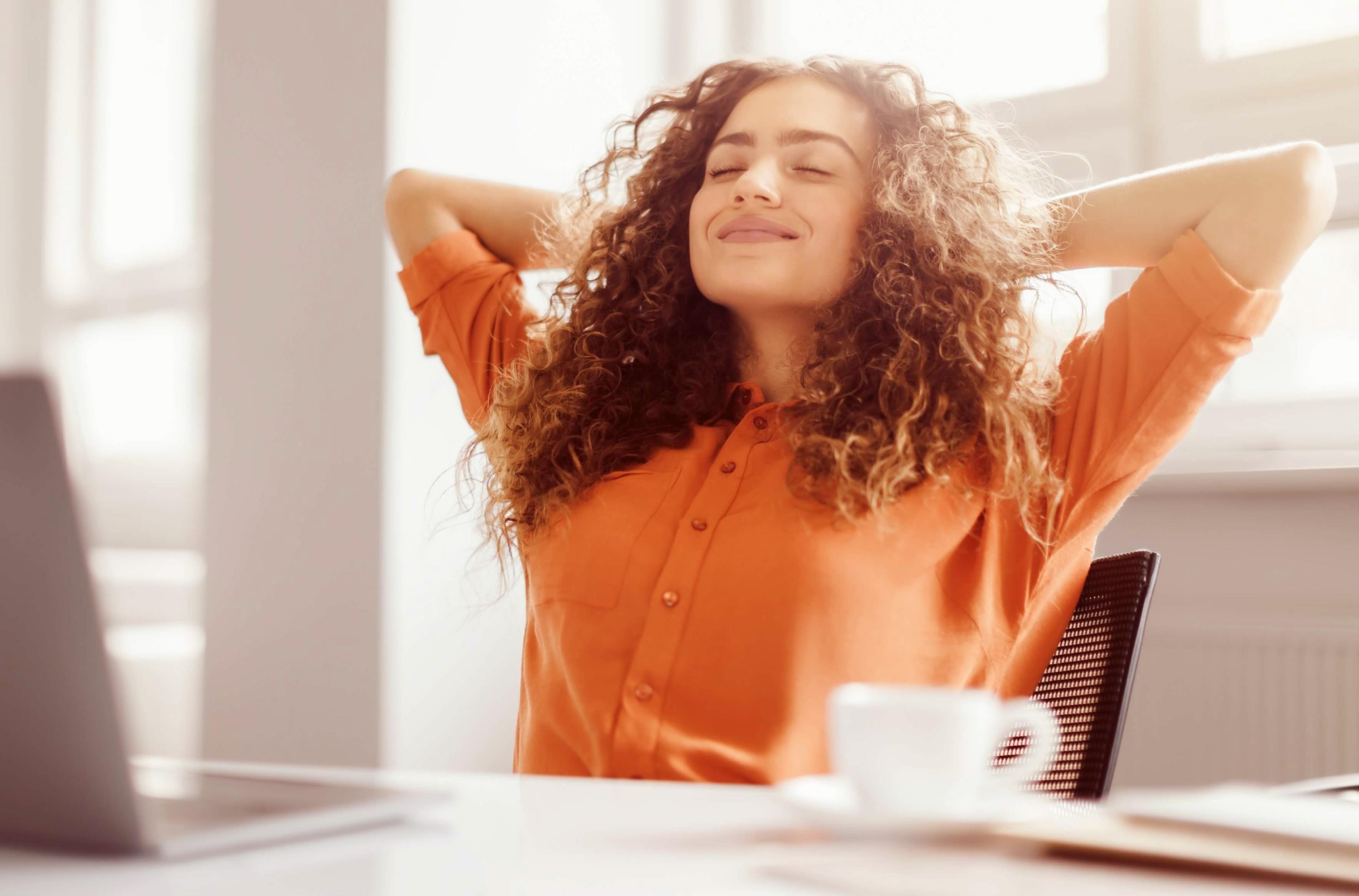 Συμμετέχοντες εργάζονται σε ασκήσεις υπολογισμού